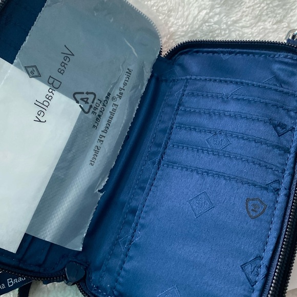 🆕❄️Vera Bradley RFID All-in-One Crossbody “Snow Globe Motifs” - Picture 6 of 10